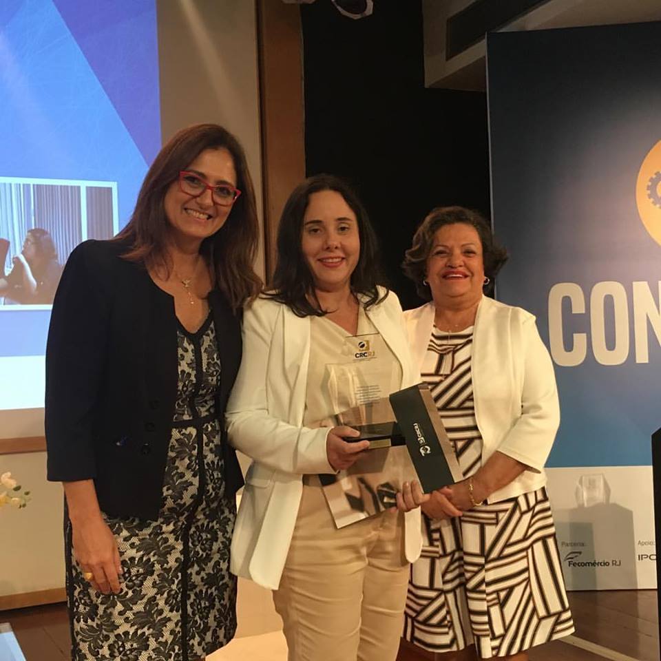 Homenagem do CRC RJ através da Presidente Vitoria Silva e a Vice - Presidente Marcia à Dra. Ana Cristina pela sua colaboração e dedicação para o desenvolvimento e valorização da classe contábil entre os anos de 2014/2017, foram mais de 80 palestras.